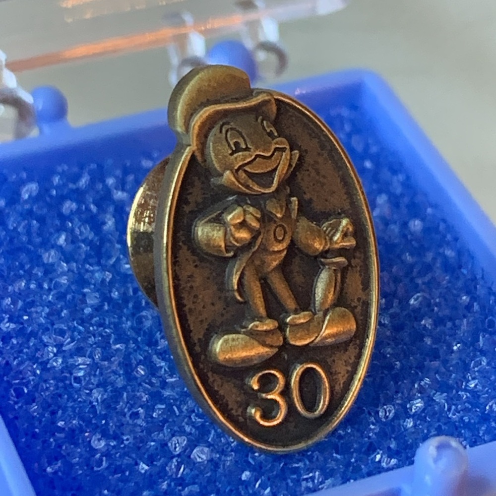 Disney Jiminy Cricket 30 Year Cast Exclusive Member Pin Original Box AUTHENTIC - Picture 7 of 7
